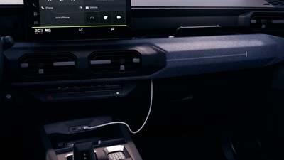 Dacia Striker - πρόσβαση καλωδίου για φόρτιση
